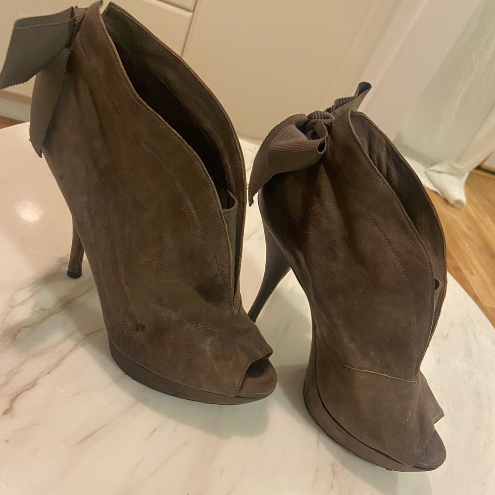 Vera Wang bow booties